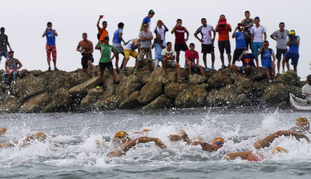 I concorrenti della Coppa del Mondo di Triathlon nuotano nell’oceano a Cartagena in Colombia (Afp)